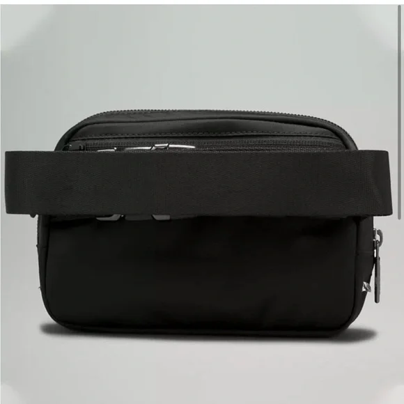 Lululemon NWT | Everywhere Belt Bag in Black/BlackVolume: 1L - Picture 6 of 10